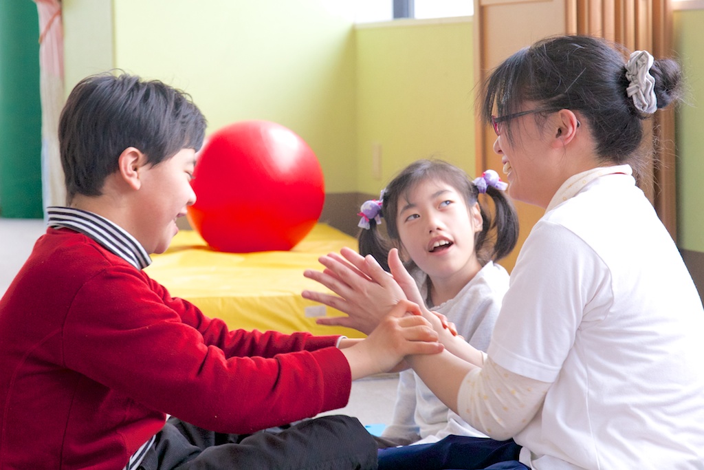 触れ合う利用者さんたち