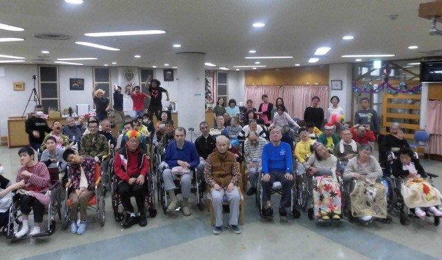 外をお散歩しているスタッフと利用者さんの写真