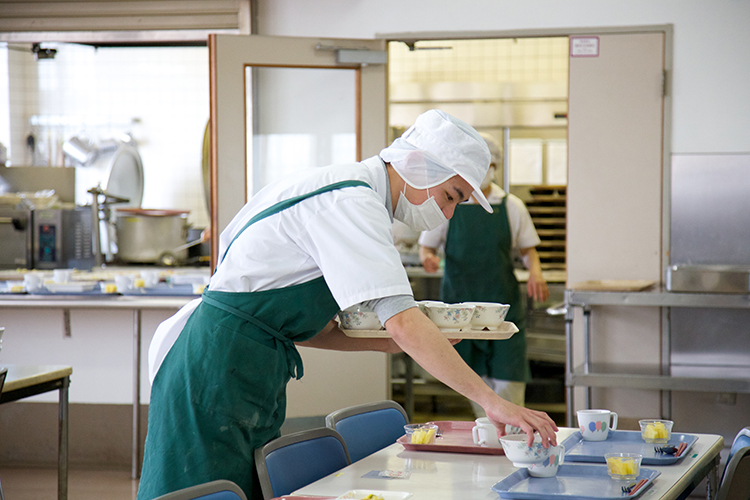 配膳作業中の男性の写真