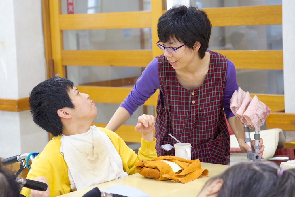 お話しているスタッフと利用者さんの写真