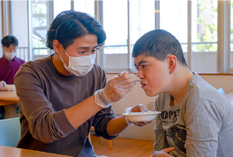 食事介助の様子