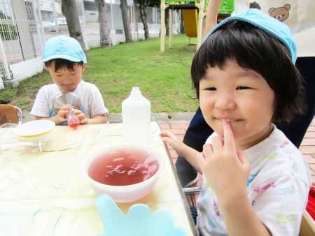 太陽の家 しいの実学園から　色水遊びを行ないました