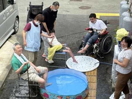 湘南希望の郷ケアセンターより みんなで水遊び