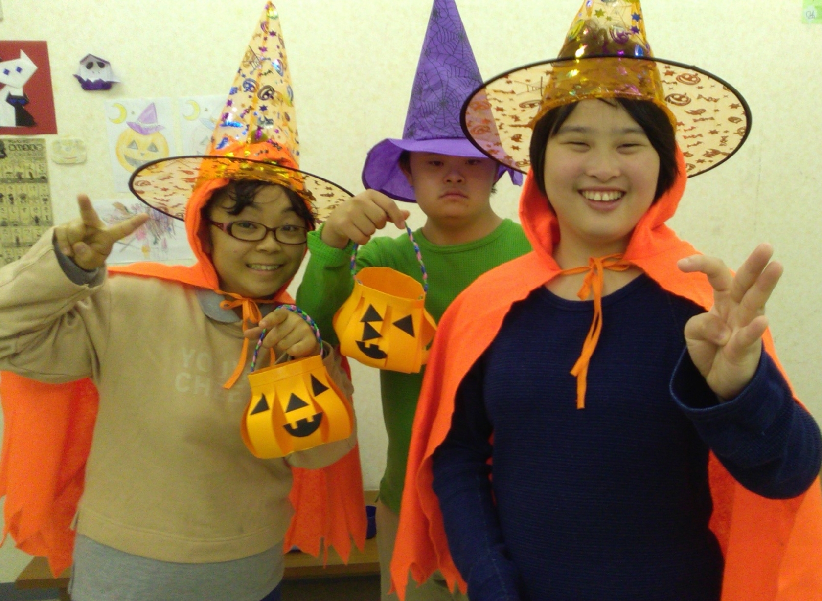 放課後等デイサービス太陽の家より　ハロウィン「お菓子をもらいに行こう」の報告です!