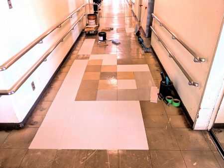 太陽の家運営管理室より 床の補修を行いました!