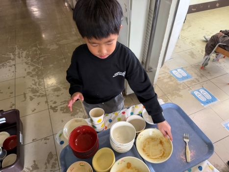 太陽の家 キャロットより  「食器の片づけをしています！」