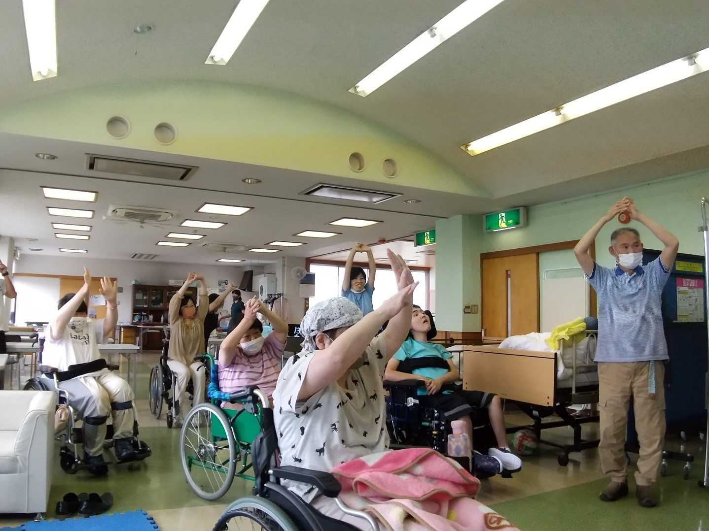湘南希望の郷ケアセンターより「長い梅雨の憂鬱も体操で吹き飛ばそう！」の報告です！