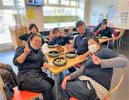 寒川事業所より　「お寿司食べました！忘年会開催」の報告です！
