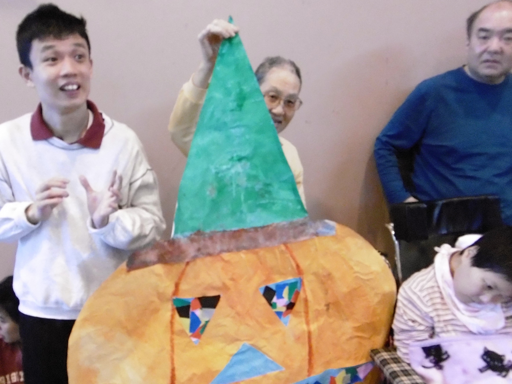 太陽の家藤の実学園より「ハロウィンの飾りつけを創作しました!」の報告です!