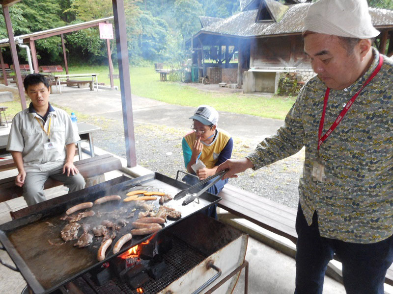 太陽の家藤の実学園より「お出かけツアー(宮ケ瀬湖畔BBQ)」の報告です。
