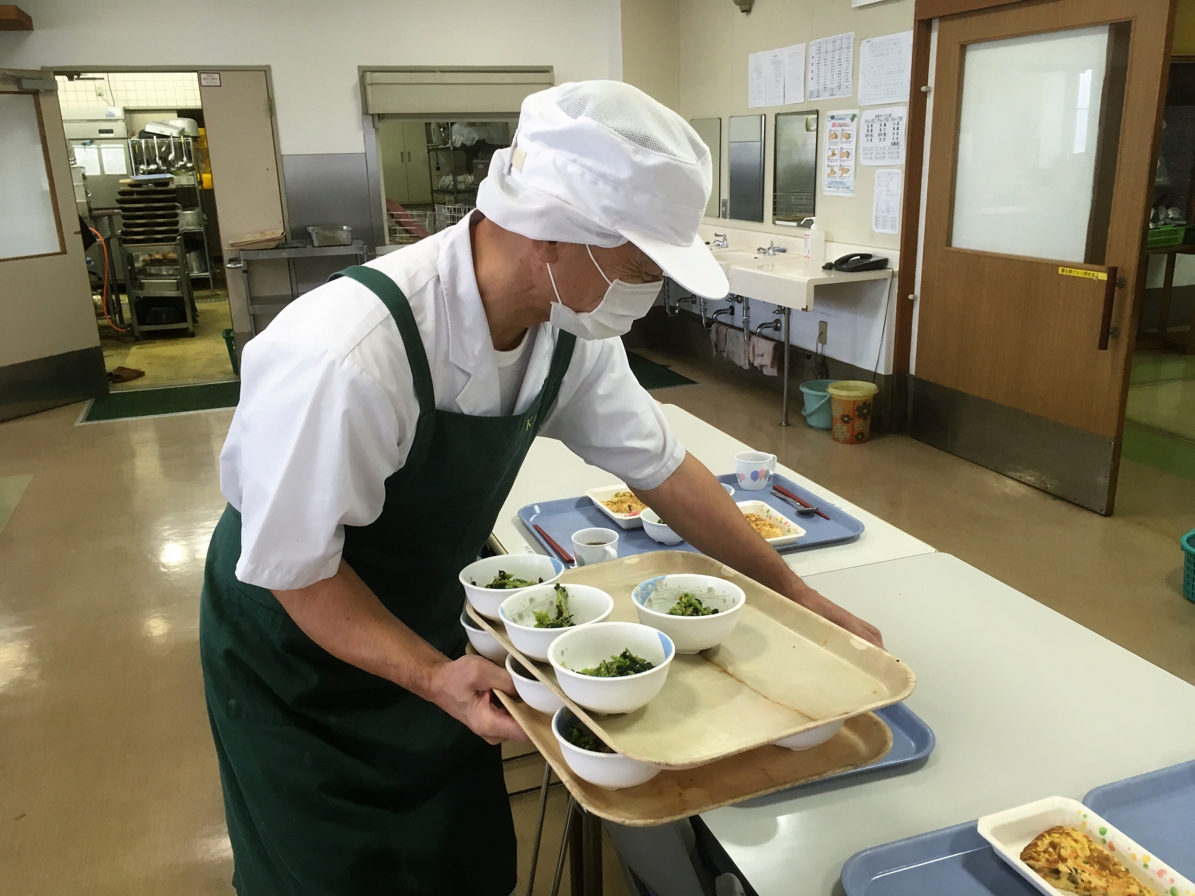 配膳している利用者さんの様子