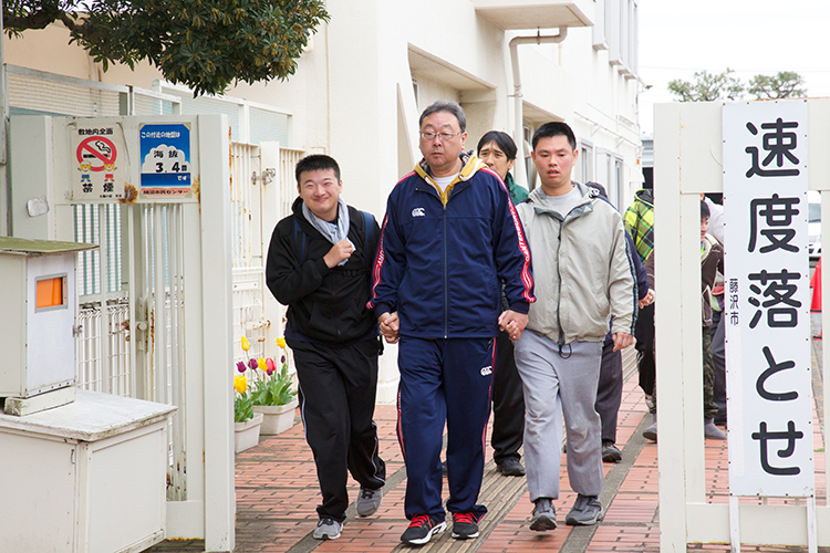 運動する利用者さん達の写真