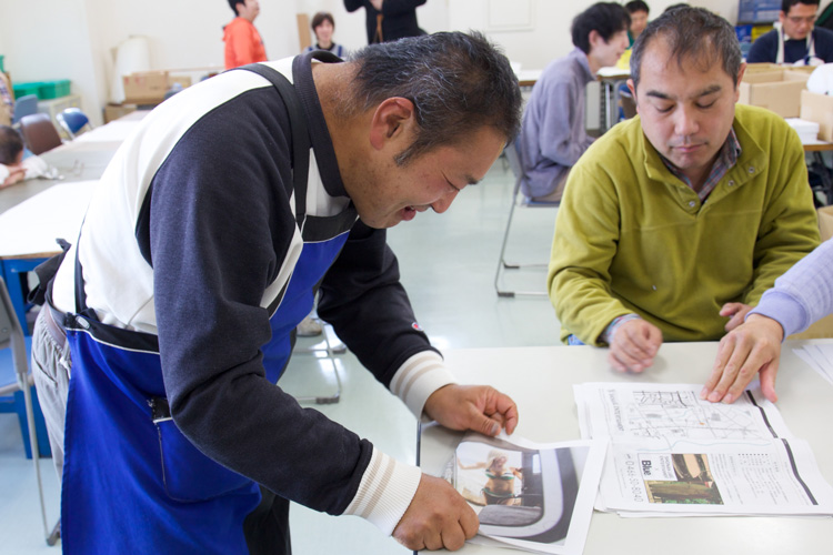 作業をする利用者さん
