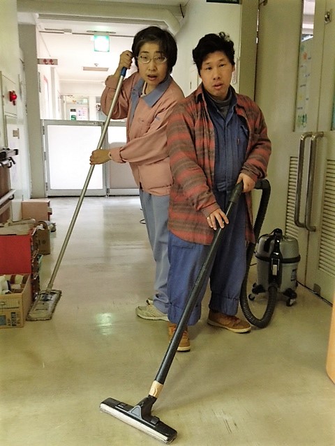 お掃除する利用者さん