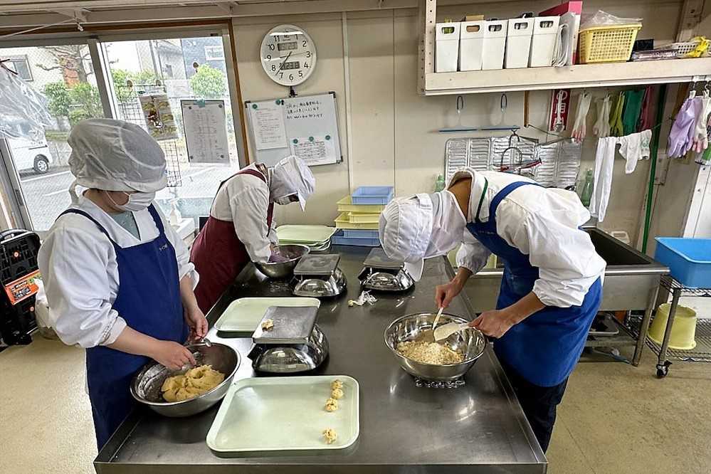 豆腐ドーナツの成形をする利用者さん