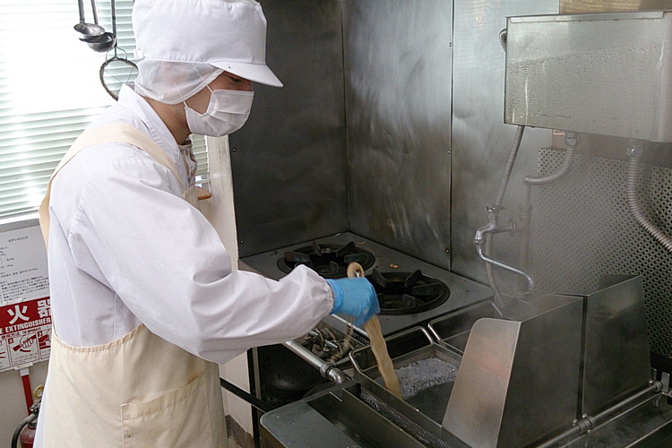 麺を茹でている利用者さん