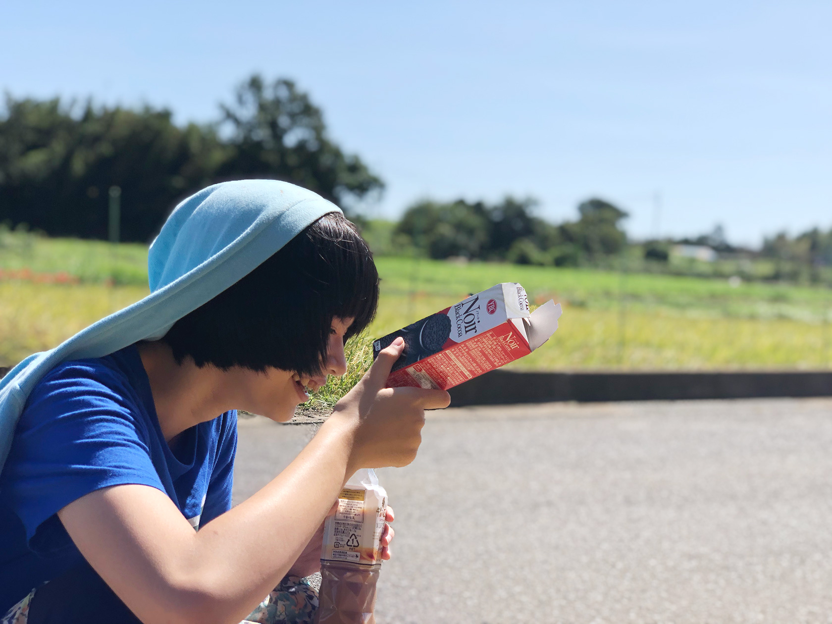 散歩途中。ちょっと休憩しておやつ中の写真