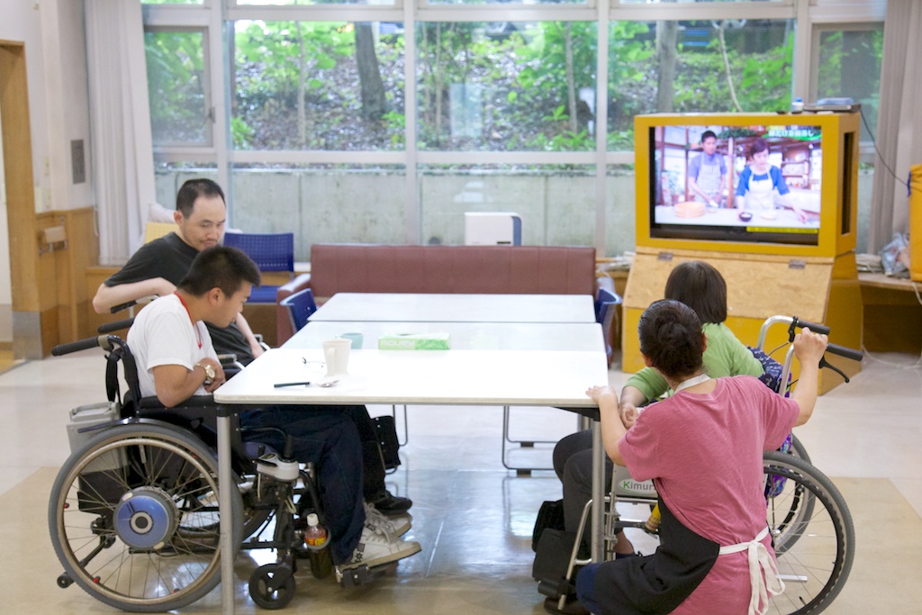 テレビを見ながら雑談している利用者さん