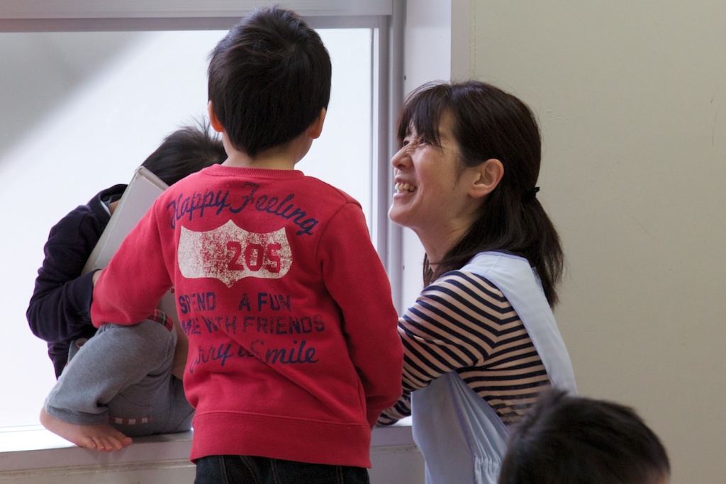 楽しくお話中のスタッフと子供達の写真