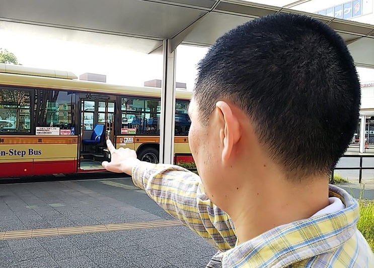 バスを指す利用者さん