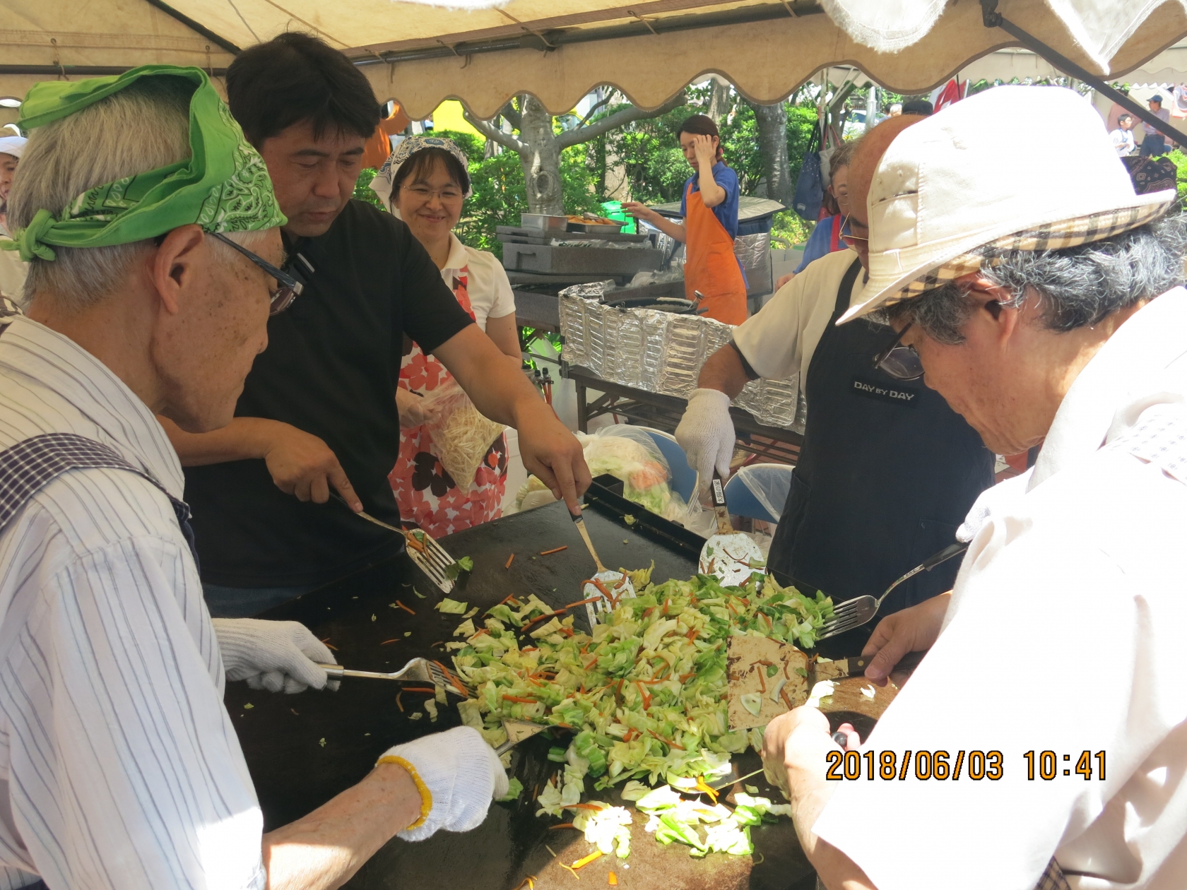 焼きそば販売風景01