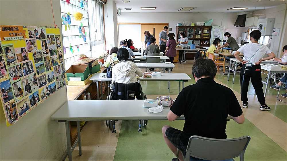 昼食風景（向き合わない配席）