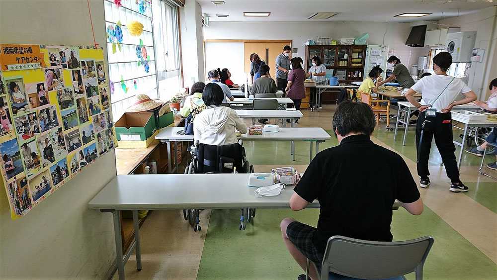 昼食風景（向き合わない配席）