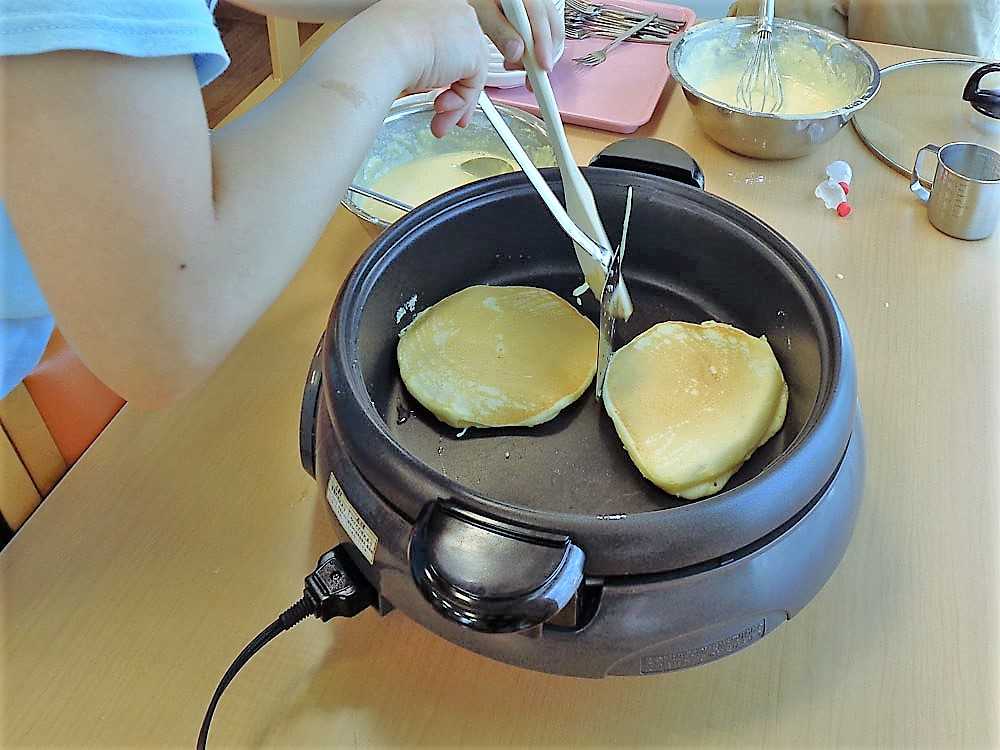 ホットプレートでホットケーキを焼いている