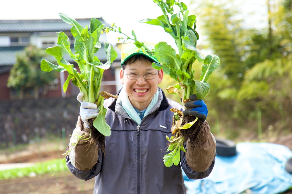 野菜を収穫して笑顔の利用者さん