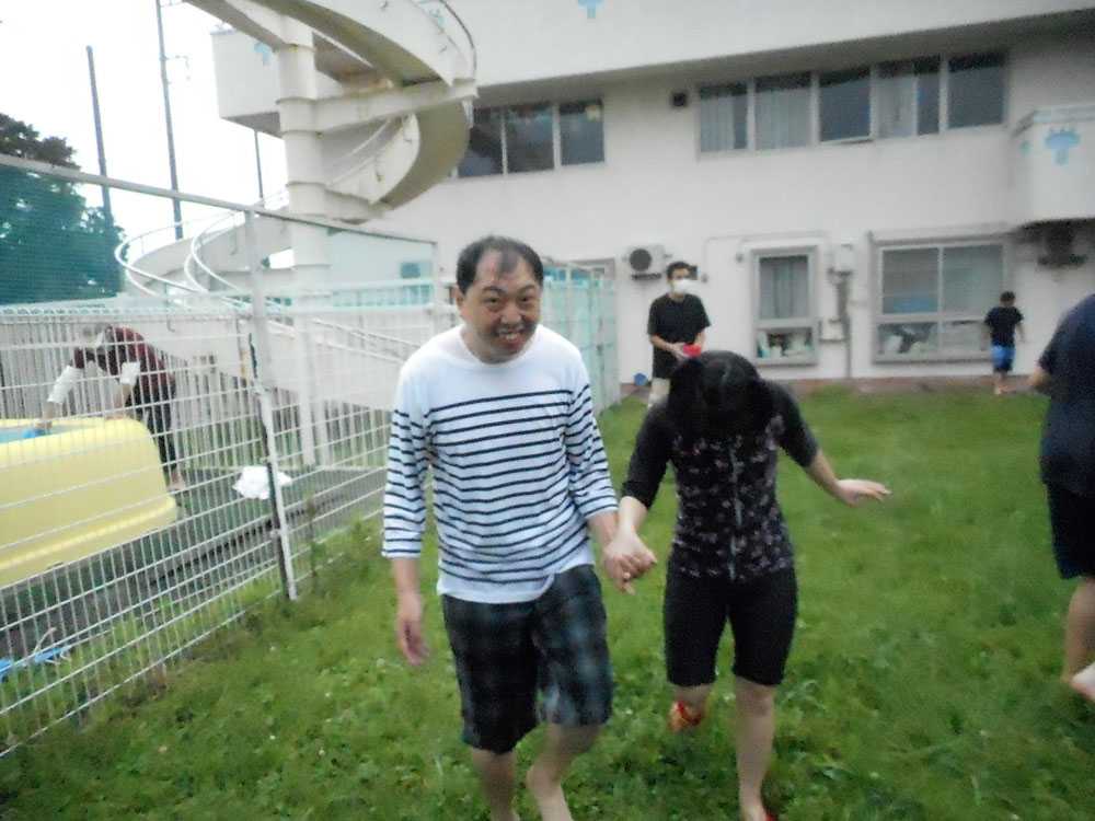 園庭で水遊び