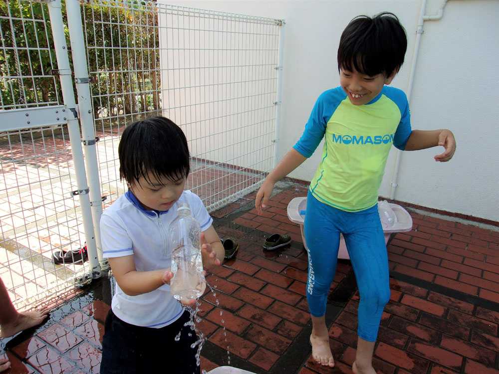 ペットボトルで水遊び