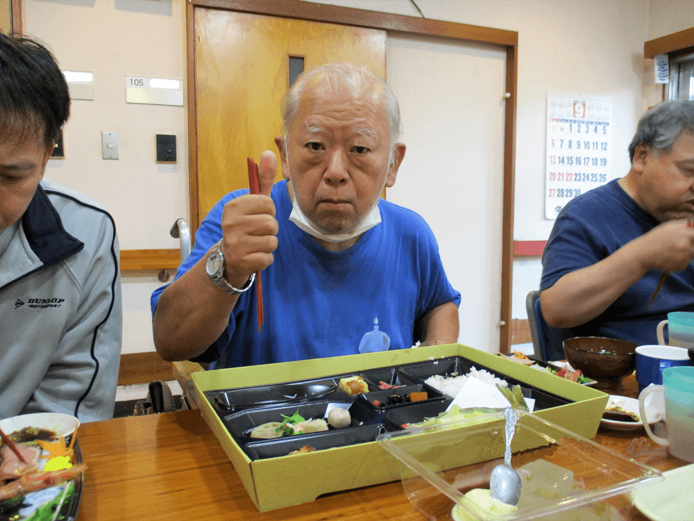 お弁当を前にしてサムアップ!