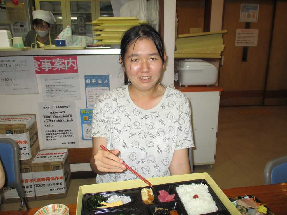 お弁当を前に記念撮影
