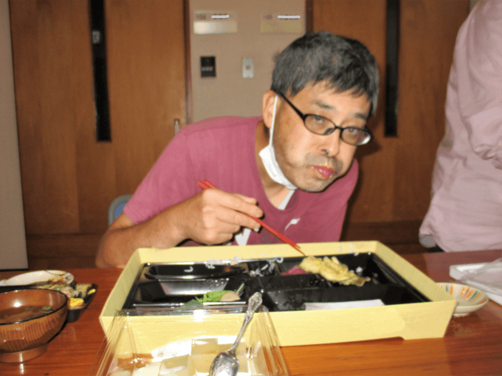 お弁当を頬張って
