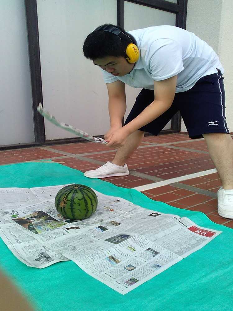 すいか割り男の子が低い姿勢から振り下ろしている