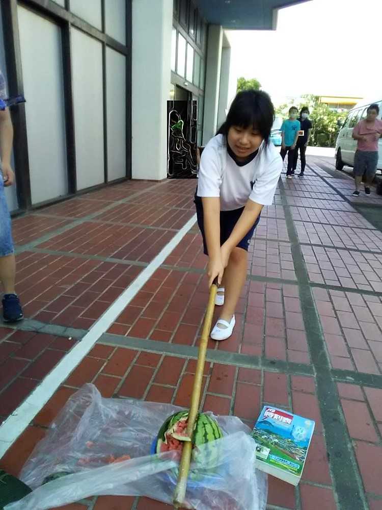 女の子がスイカ割りで見事にヒット！