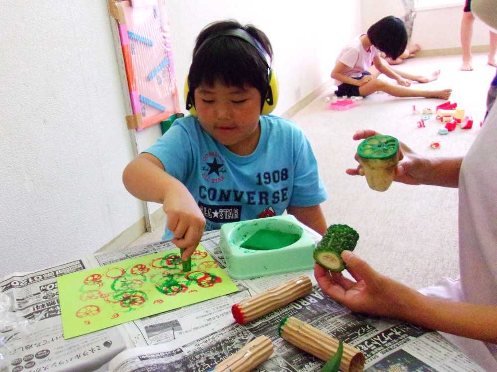 画用紙に野菜のスタンプ