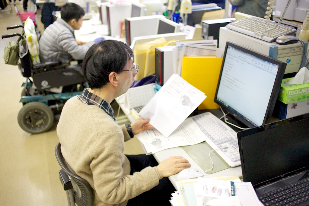 デスクでの印刷作業の写真