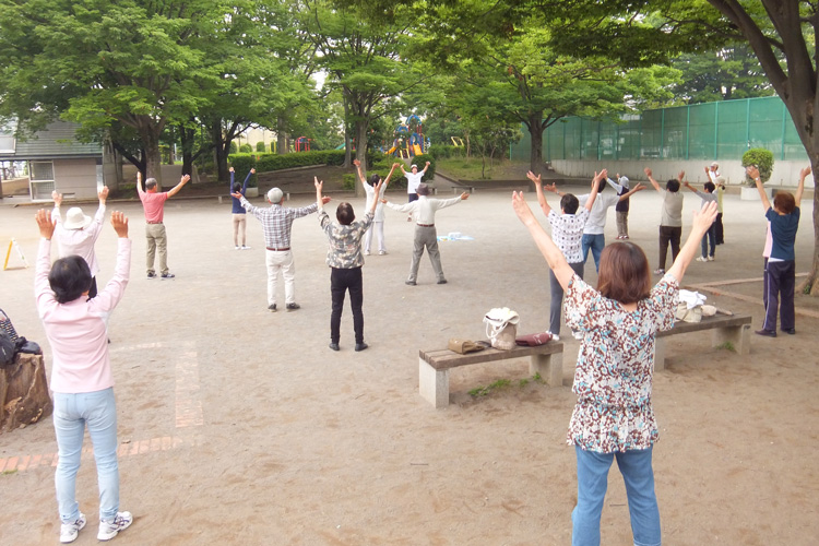 広場で体操を楽しんでいる写真