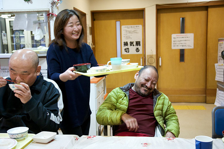 障害福祉センターで遊んでいる写真